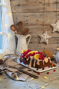 传统克里斯蒂马肉桂蛋糕装饰水果和spekulatis饼干奶油在厨房的柜台图片