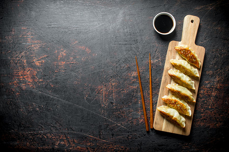 美味的煎饺摆盘特写图片