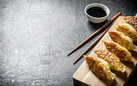 美味的煎饺摆盘特写图片