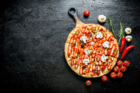 辣椒西红柿蘑菇和的比萨西红柿和蘑菇的比萨图片
