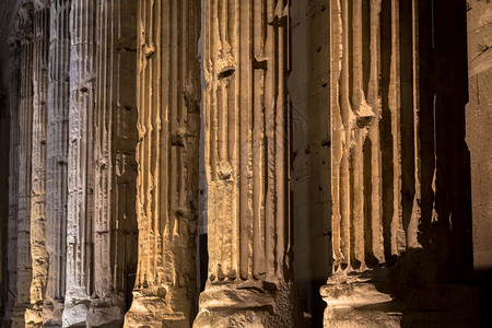 深夜全神殿光柱结构的详情作为考古背景很有用背景图片