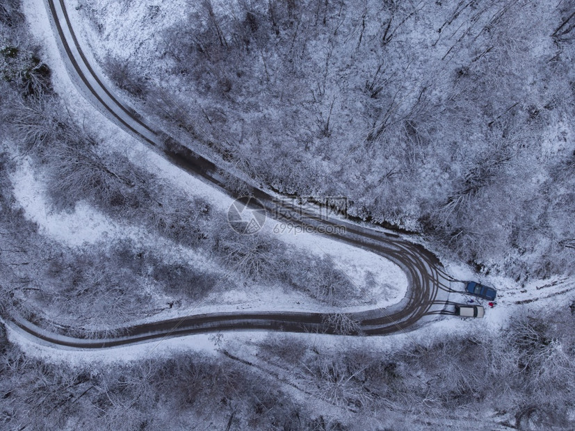 西班牙阿斯图里亚山脉的雪景图片