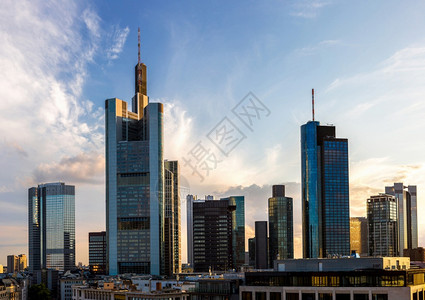 陈曦日落时开阔与淋浴的空中风景背景