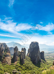 夏天的在岩石顶的修道院流星灰烬背景图片