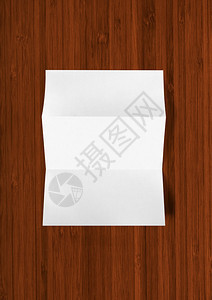 黑木背景上孤立的白折纸页4模拟板黑木背景上白折叠纸页4模拟板图片