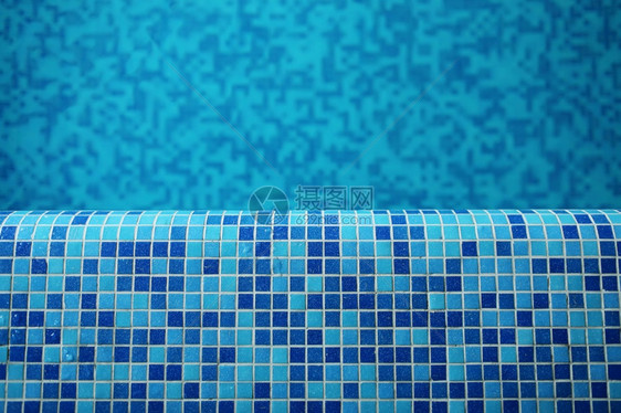 现代游泳池的背景在旅馆温泉中心有蓝色瓷砖图片