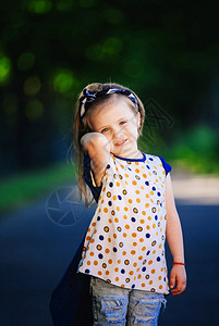 可爱的小女孩正在户外玩乐跳跃和欢笑快乐的童年图片
