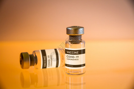 实验室背景的19个疫苗瓶图片
