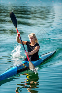在湖边训练皮艇的女子athel图片