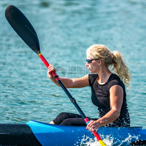 在湖边训练皮艇的女子athel图片