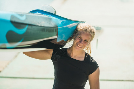 女皮划艇运动员和她的船图片
