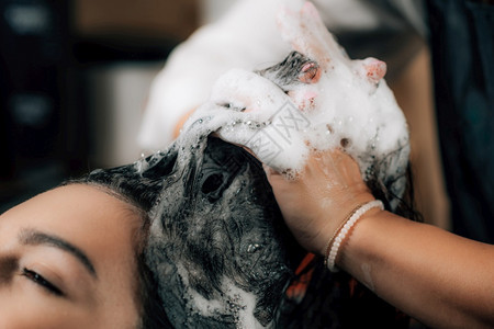 理发师用洗水女人和美容院的头发背景图片