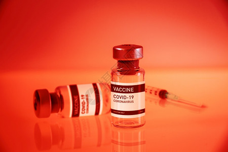 19个疫苗瓶和注射器红色实验室背景19个疫苗瓶和注射器红色背景图片