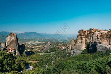 4座寺庙后面有喀兰巴卡山谷图片