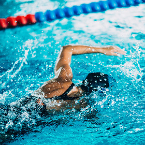 肌肉专业游泳员比赛室内池背景