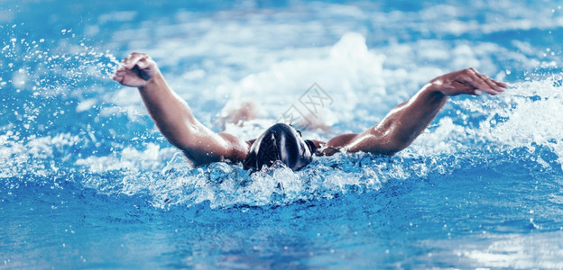 专业游泳员比赛室内池图片