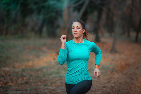 女运动员在公园慢跑秋天自然图片