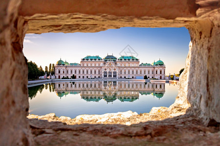 日落时用石窗奥斯特利亚首都的里程碑透过日落时的石窗在Viena水反射视图中出现贝维德雷尔图片