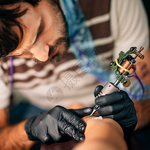 纹身艺术家在工作刻度图像关注机器图片