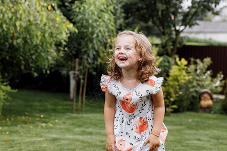 快乐的小女孩在绿色夏日公园玩得开心快乐的欢图片