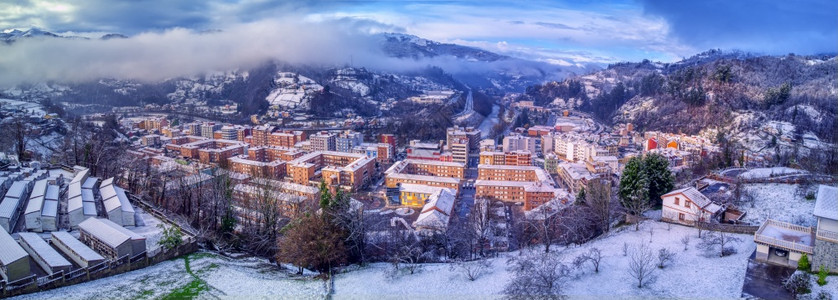 澳洲雪瀑下伯利米亚的阿斯图里镇的空中风景图片