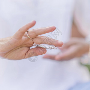 女水晶治疗精神师拿着白色光滑的精晶棒并增加体内的正能量手势以晶体增加正能量练习谨慎背景图片