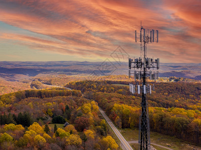 位于西弗吉尼亚州森林农村地区上空移动电话手机信号塔的空中观察以说明缺乏宽带互联网服务提供宽带服务的西弗吉尼亚森林地区手机或移动服图片
