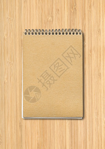 关闭的笔记本模型棕色纸封面木本底隔离在关闭的笔记本模型在木底图片