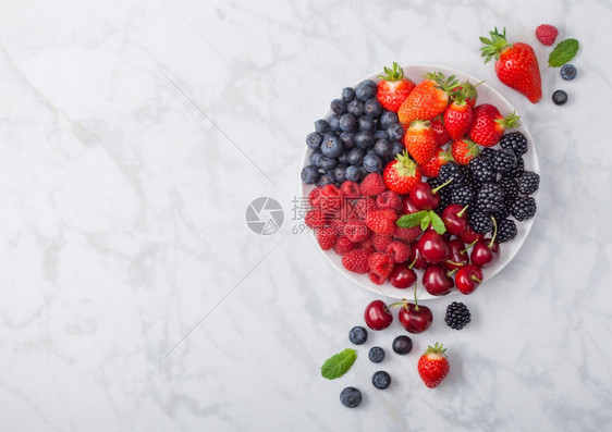 红莓草蓝黑和樱桃图片