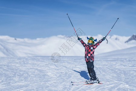 儿童在滑雪胜地上享受开放的双臂图片