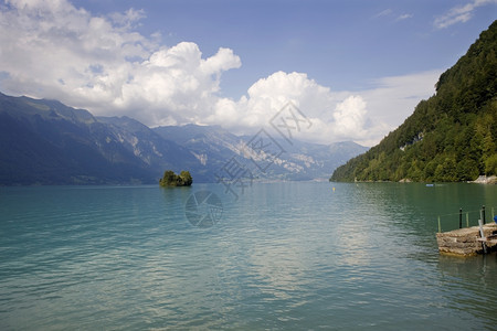 湖中的小岛因特拉肯瑞士图片