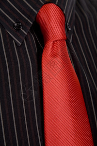 红色领带的商人西装细节图片