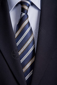 蓝色领带的商人西装细节图片