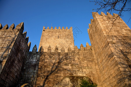 吉马拉斯城堡是第一个葡萄牙国王的故乡是赫尼克斯的故乡这里是波鲁古尔诞生的地方吉马拉斯位于该国北部背景图片
