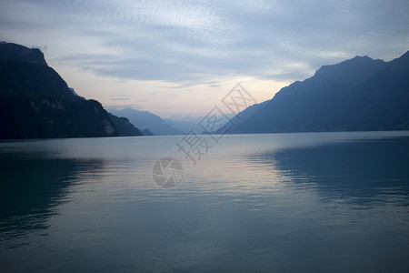 日落时瑞士湖在布赖恩斯图片