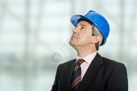 一个戴着蓝帽子的工程师抬头看着图片