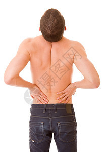 一名年轻男子的背部被困在白色景上被孤立在背后的痛苦中被孤立在白色背景上图片