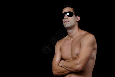 带有太阳眼镜的裸肌肉男模型图片