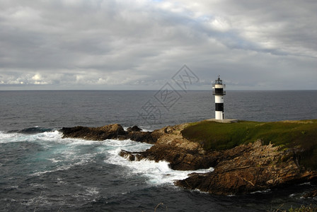 西班牙北部海岸的小型灯塔图片