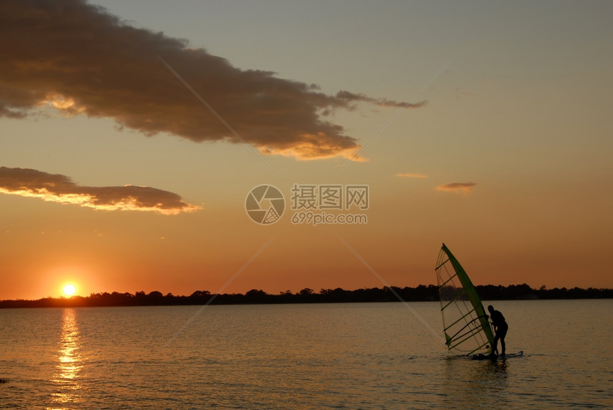 日落时风在葡萄牙海岸图片