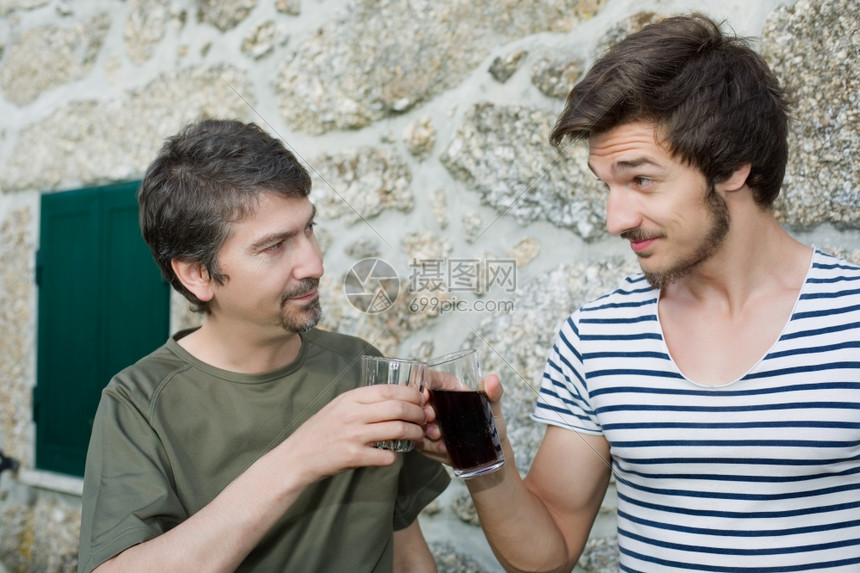 两个朋友在户外喝酒聊天