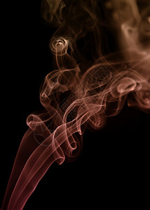 黑色背景的雪茄烟雾图片