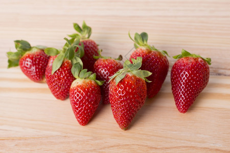 花园rqus表格上的草莓户外图片图片
