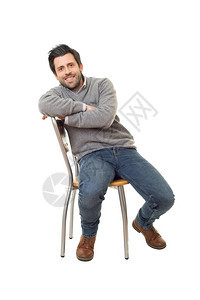 坐在椅子上快乐的随意男人孤立在白色背景上图片