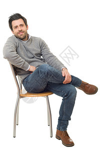 坐在椅子上快乐的随意男人孤立在白色背景上快乐的人图片