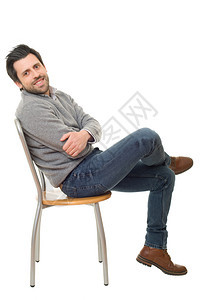 坐在椅子上快乐的随意男人孤立在白色背景上快乐的人图片