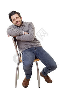 坐在椅子上快乐的随意男人孤立在白色背景上图片