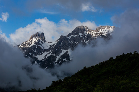 在欧洲皮科斯德罗巴公园西班牙阿斯图里亚山峰上的雪图片