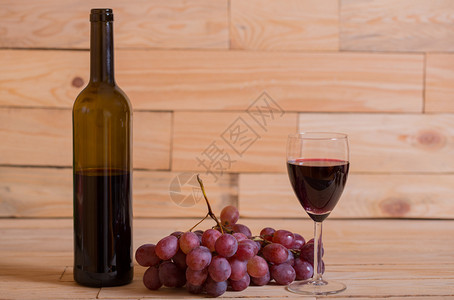 木板上的葡萄和葡萄酒图片