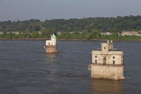 圣路易斯上方密西比河上历史水塔取量见于旧的岩石链桥图片